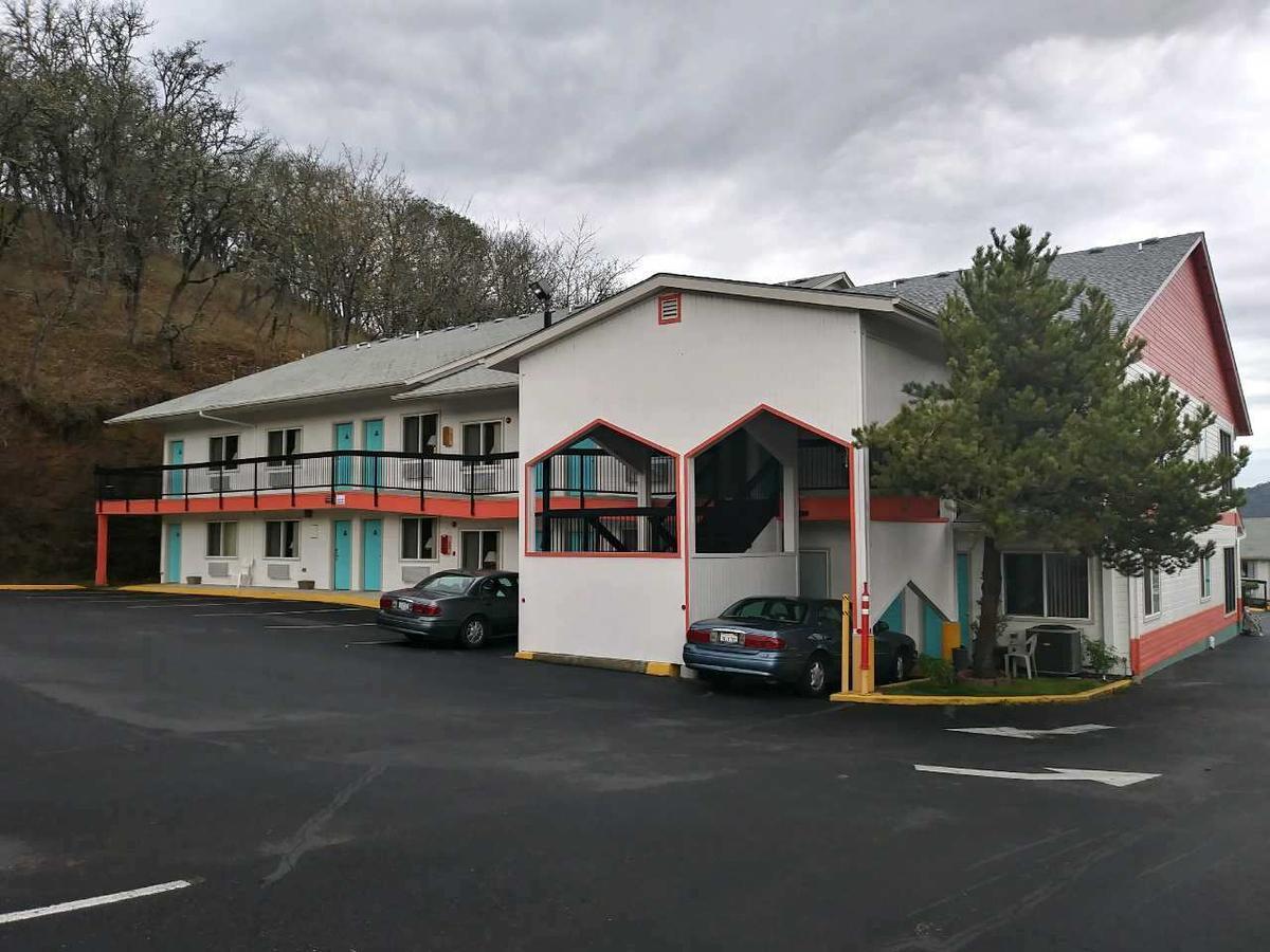 Howard Johnson By Wyndham Roseburg Exterior photo