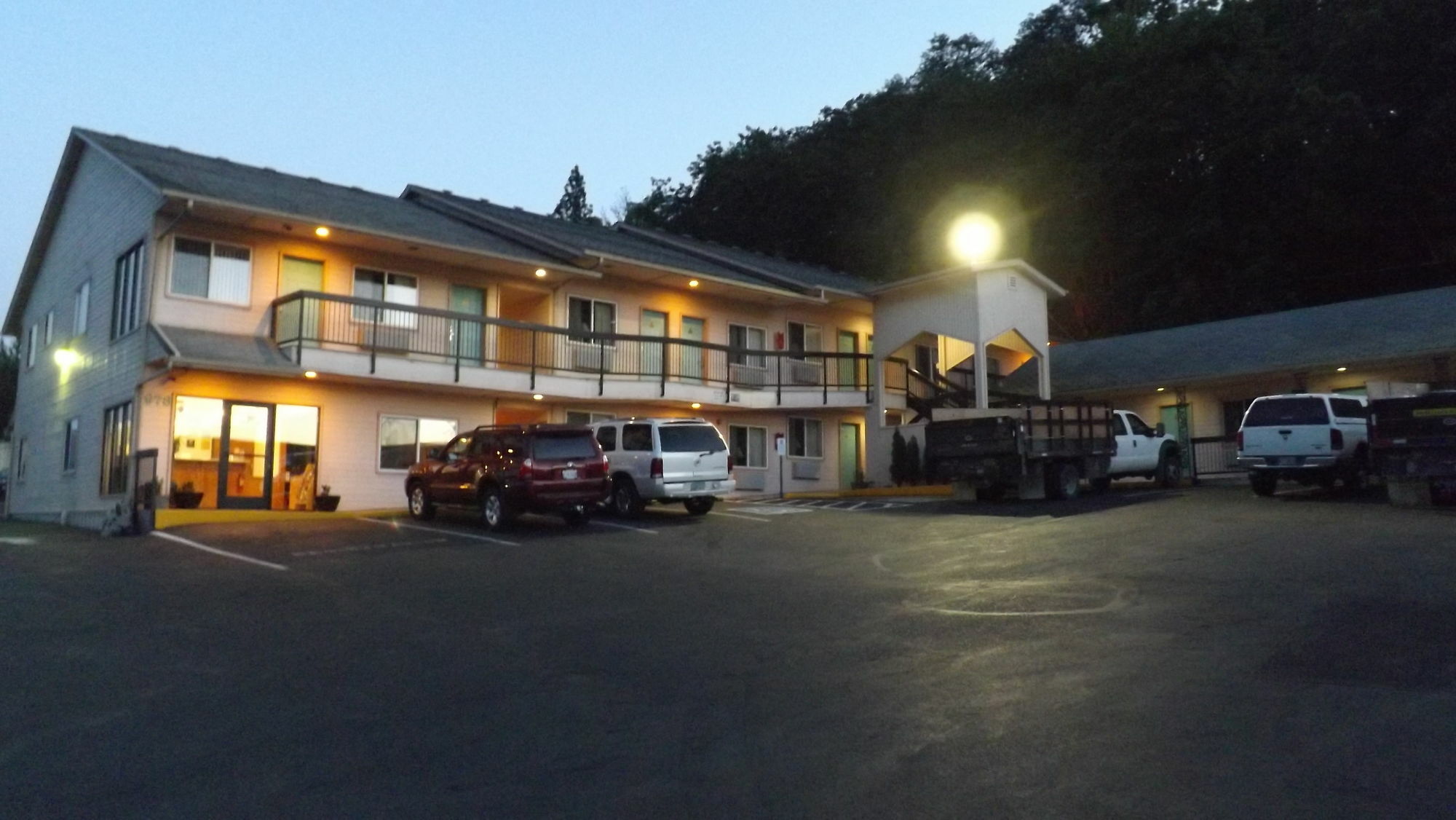 Howard Johnson By Wyndham Roseburg Exterior photo
