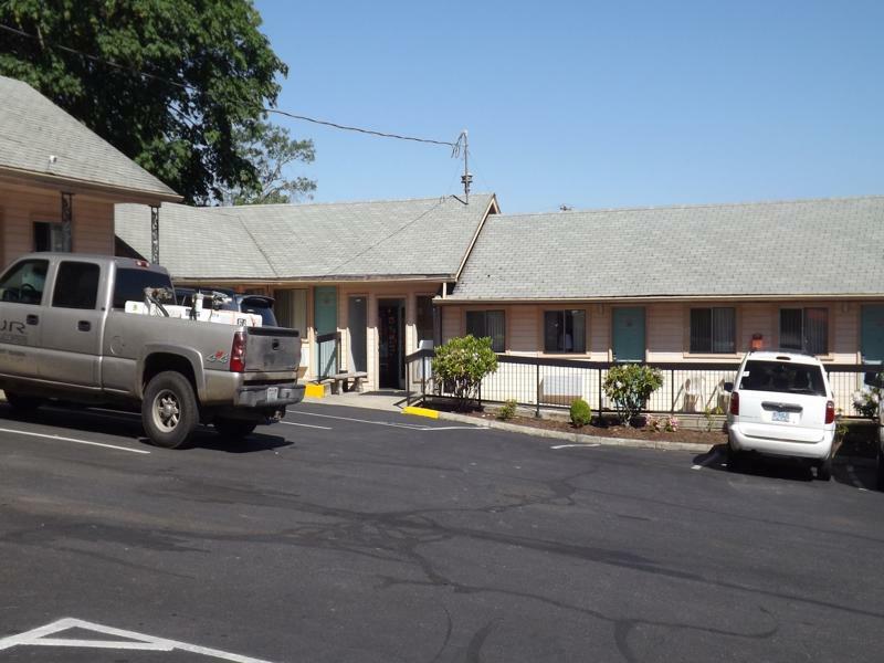 Howard Johnson By Wyndham Roseburg Exterior photo